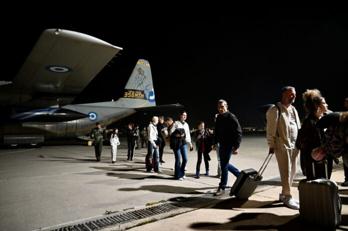 ΕΠΑΝΑΠΑΤΡΙΣΜΟΣ ΠΟΛΙΤΩΝ ΑΠΟ ΤΑ ΗΝΩΜΕΝΑ ΑΡΑΒΙΚΑ ΕΜΙΡΑΤΑ ΜΕ C-130 ΤΗΣ ΠΟΛΕΜΙΚΗΣ ΑΕΡΟΠΟΡΙΑΣ (ΥΠΕΘΑ/ΔΝΣΗ ΕΝΗΜΕΡΩΣΗΣ/EUROKINISSI)