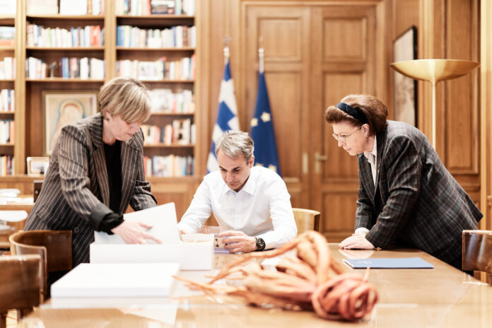 ΠΑΡΟΥΣΙΑΣΗ ΣΤΟΝ ΠΡΩΘΥΠΟΥΡΓΟ ΚΥΡΙΑΚΟ ΜΗΤΣΟΤΑΚΗ ΤΗΣ ΦΩΤΟΓΡΑΦΙΚΗΣ ΣΥΛΛΟΓΗΣ ΧΟΪΕΡ (ΔΗΜΗΤΡΗΣ ΠΑΠΑΜΗΤΣΟΣ/ΓΡΑΦΕΙΟ ΤΥΠΟΥ ΠΡΩΘΥΠΟΥΡΓΟΥ/EUROKINISSI)