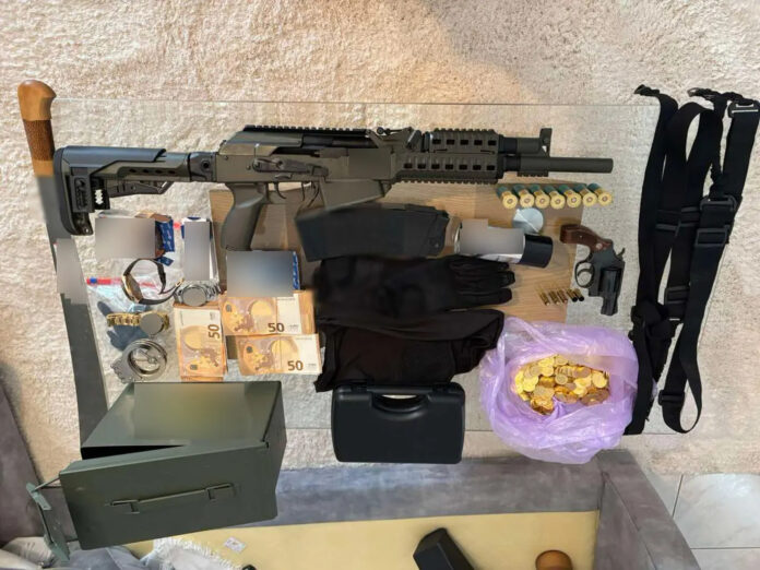 ΕΞΑΡΘΡΩΣΗ ΕΓΚΛΗΜΑΤΙΚΗΣ ΟΡΓΑΝΩΣΗΣ ΠΟΥ ΔΙΕΠΡΑΤΤΕ ΑΠΑΤΕΣ ΚΑΙ ΕΚΒΙΑΣΕΙΣ ΣΤΗ ΛΑΡΙΣΑ (ΥΠΟΥΡΓΕΙΟ ΠΡΟΣΤΑΣΙΑΣ ΤΟΥ ΠΟΛΙΤΗ - ΓΡΑΦΕΙΟ ΕΝΗΜΕΡΩΣΗΣ & ΕΠΙΚΟΙΝΩΝΙΑΣ / EUROKINISSI)