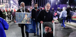 Λαφαζάνης με Πορτρέτο του Χαμενεΐ: Η Φωτογραφία που Απαθανάτισε ο Γιώργος Κονταρίνης EUROKINISSI και Προκάλεσε Συζητήσεις