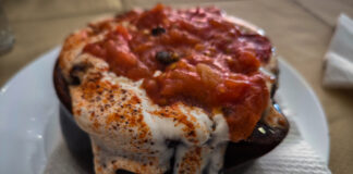 Από την Ανατολή στο Ελληνικό τραπέζι: Η ιστορία και η τέχνη του γιαουρτλού κεμπάπ