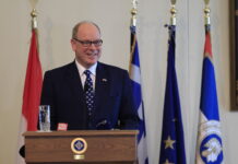 Γραβάτα με ελληνικές σημαίες ο Πρίγκιπας Αλβέρτος Β΄ στην Αθήνα