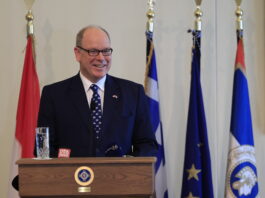 Γραβάτα με ελληνικές σημαίες ο Πρίγκιπας Αλβέρτος Β΄ στην Αθήνα