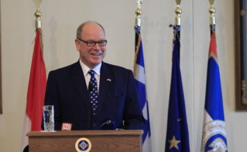 Γραβάτα με ελληνικές σημαίες ο Πρίγκιπας Αλβέρτος Β΄ στην Αθήνα