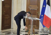 Από τη διπλωματία… στα παιχνίδια: Ο Μακρόν και ο Πίνατ στο Μαξίμου