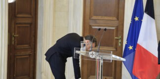 Από τη διπλωματία… στα παιχνίδια: Ο Μακρόν και ο Πίνατ στο Μαξίμου