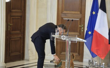 Από τη διπλωματία… στα παιχνίδια: Ο Μακρόν και ο Πίνατ στο Μαξίμου