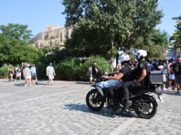 Επίθεση με Μαχαίρι στην Ακρόπολη – Δύο Αμερικανοί Τουρίστες Τραυματίστηκαν
