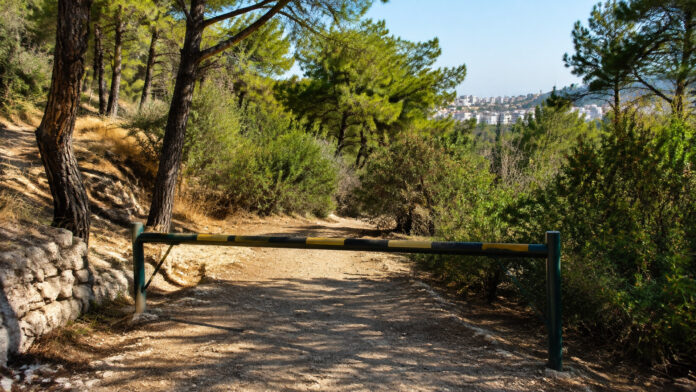 Κλειστή πρόσβαση σε περιαστική ρεματιά με ξηρή θερινή βλάστηση για πρόληψη πυρκαγιάς