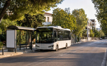 Μαρούσι: Ποιες γραμμές δημοτικής συγκοινωνίας σταματούν από τη Δευτέρα Δημοτικό λεωφορείο σε ήσυχο δρόμο του Αμαρουσίου τον Αύγουστο