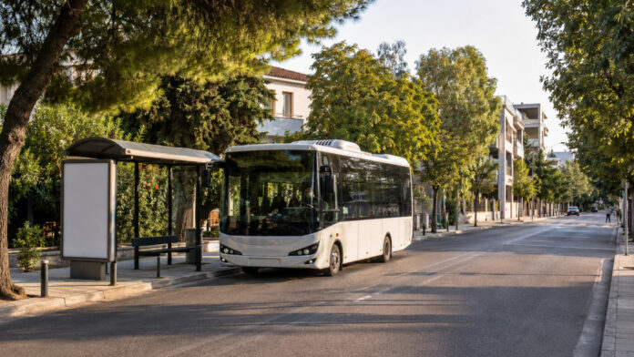 Δημοτικό λεωφορείο σε ήσυχο δρόμο του Αμαρουσίου τον Αύγουστο