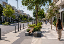 Νέα Ιωνία: Έργο 4 εκατ. ευρώ αλλάζει πεζοδρόμια και εμπορικό κέντρο Editorial απεικόνιση προσβάσιμου πεζοδρομίου για την ανάπλαση του εμπορικού κέντρου της Νέας Ιωνίας