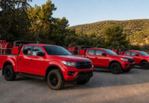 Νέα πυροσβεστικά 4×4 σε Γαλάτσι, Μαρούσι και Λυκόβρυση–Πεύκη Editorial απεικόνιση οχημάτων 4×4 με πυροσβεστικό εξοπλισμό σε περιαστική δασική περιοχή