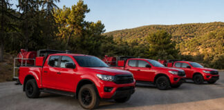 Νέα πυροσβεστικά 4×4 σε Γαλάτσι, Μαρούσι και Λυκόβρυση–Πεύκη Editorial απεικόνιση οχημάτων 4×4 με πυροσβεστικό εξοπλισμό σε περιαστική δασική περιοχή
