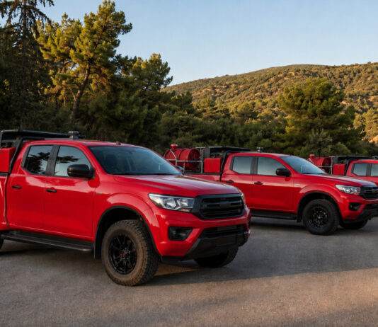 Νέα πυροσβεστικά 4×4 σε Γαλάτσι, Μαρούσι και Λυκόβρυση–Πεύκη Editorial απεικόνιση οχημάτων 4×4 με πυροσβεστικό εξοπλισμό σε περιαστική δασική περιοχή