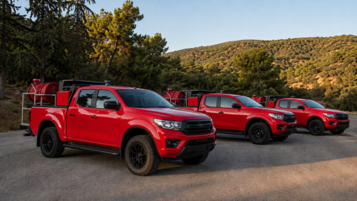 Editorial απεικόνιση οχημάτων 4×4 με πυροσβεστικό εξοπλισμό σε περιαστική δασική περιοχή
