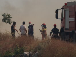 Ενισχύθηκαν οι δυνάμεις στην πυρκαγιά στον Κουβαρά Αττική