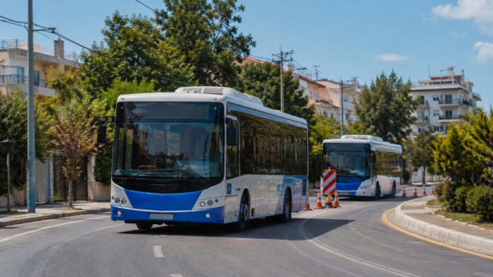 Δύο αστικά λεωφορεία ακολουθούν προσωρινή παράκαμψη σε προαστιακό δρόμο της Αττικής
