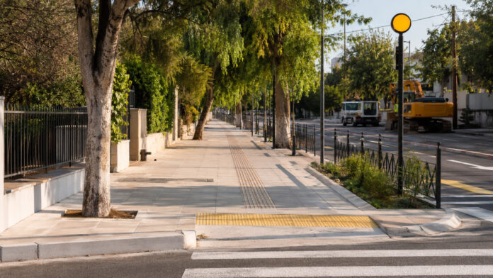 Αναβαθμισμένο προσβάσιμο πεζοδρόμιο με όδευση τυφλών και ασφαλή διάβαση
