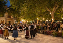 Αγία Παρασκευή: Διήμερο Φεστιβάλ Παράδοσης τον Σεπτέμβριο Χορευτές με παραδοσιακές φορεσιές και μουσικοί σε υπαίθρια πολιτιστική εκδήλωση