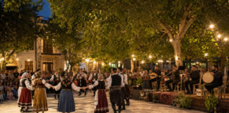 Αγία Παρασκευή: Διήμερο Φεστιβάλ Παράδοσης τον Σεπτέμβριο Χορευτές με παραδοσιακές φορεσιές και μουσικοί σε υπαίθρια πολιτιστική εκδήλωση