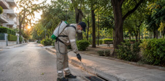 Αγία Παρασκευή: Παρεμβάσεις σε 3.844 φρεάτια για τα κουνούπια Τεχνικός καταπολέμησης κουνουπιών σε φρεάτιο ομβρίων