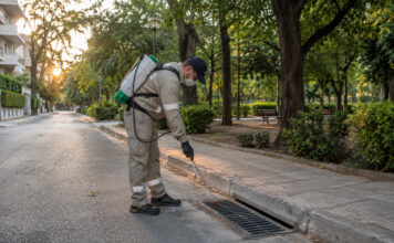 Αγία Παρασκευή: Παρεμβάσεις σε 3.844 φρεάτια για τα κουνούπια Τεχνικός καταπολέμησης κουνουπιών σε φρεάτιο ομβρίων