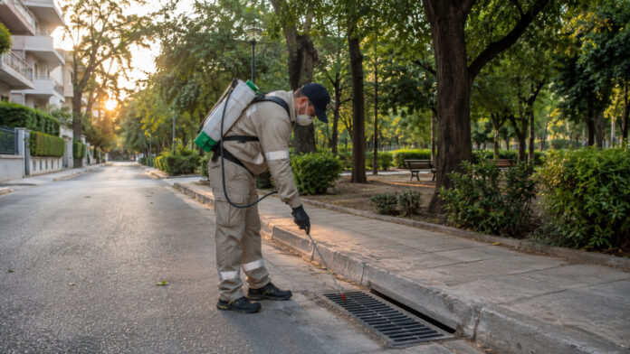 Τεχνικός καταπολέμησης κουνουπιών σε φρεάτιο ομβρίων