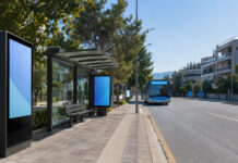 Αγία Παρασκευή: Τέσσερις ψηφιακές οθόνες στη νέα συμφωνία για τα στέγαστρα Σύγχρονο στέγαστρο στάσης με ψηφιακές οθόνες σε αστικό δρόμο