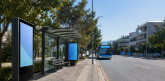 Αγία Παρασκευή: Τέσσερις ψηφιακές οθόνες στη νέα συμφωνία για τα στέγαστρα Σύγχρονο στέγαστρο στάσης με ψηφιακές οθόνες σε αστικό δρόμο
