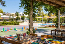 Αγία Παρασκευή: Η τελευταία περίοδος του Summer Camp 2026 Αθλητικός χώρος με εξοπλισμό παιχνιδιού και τραπέζια δημιουργικών δραστηριοτήτων