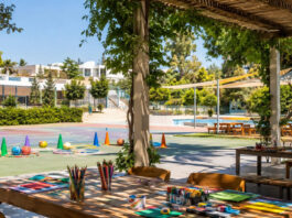 Αγία Παρασκευή: Η τελευταία περίοδος του Summer Camp 2026 Αθλητικός χώρος με εξοπλισμό παιχνιδιού και τραπέζια δημιουργικών δραστηριοτήτων