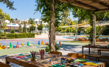 Αγία Παρασκευή: Η τελευταία περίοδος του Summer Camp 2026 Αθλητικός χώρος με εξοπλισμό παιχνιδιού και τραπέζια δημιουργικών δραστηριοτήτων
