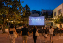 Αγία Παρασκευή: Δωρεάν «West Side Story» στον θερινό κινηματογράφο Θερινός δημοτικός κινηματογράφος σε σχολική αυλή με οθόνη και καθίσματα