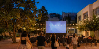 Αγία Παρασκευή: Δωρεάν «West Side Story» στον θερινό κινηματογράφο Θερινός δημοτικός κινηματογράφος σε σχολική αυλή με οθόνη και καθίσματα