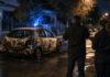 Άγιοι Ανάργυροι: Συνελήφθη 19χρονος για εμπρησμό αυτοκινήτου Ερευνητές εξετάζουν καμένο αυτοκίνητο σε αστικό δρόμο μετά την κατάσβεση
