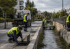 Πολιτική Προστασία: Άμεσες αντιπλημμυρικές εργασίες από Δήμους και Περιφέρειες Συνεργεία ελέγχουν φρεάτια και δίκτυα ομβρίων σε αστικό δρόμο