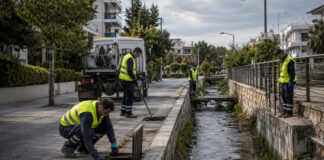 Πολιτική Προστασία: Άμεσες αντιπλημμυρικές εργασίες από Δήμους και Περιφέρειες Συνεργεία ελέγχουν φρεάτια και δίκτυα ομβρίων σε αστικό δρόμο