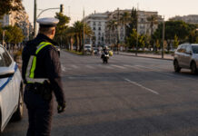 Αθήνα: 41χρονος με 16 διαδοχικές παραβάσεις του ΚΟΚ Αστυνομικός της Τροχαίας επιτηρεί την κυκλοφορία σε αστική λεωφόρο