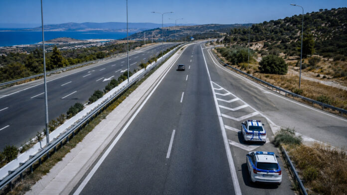 Αυτοκινητόδρομος της Αττικής με οχήματα της Τροχαίας σε ασφαλές σημείο