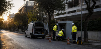 Αττική: Πού και πότε θα γίνουν προγραμματισμένες διακοπές ρεύματος την Κυριακή Συνεργείο ηλεκτρικού δικτύου εργάζεται σε αστικό δρόμο της Αττικής