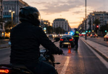 Αττική: 939 παραβάσεις για μη χρήση κράνους σε μία εβδομάδα Μοτοσικλετιστής με κράνος πλησιάζει σε τροχονομικό έλεγχο σε λεωφόρο της Αττικής