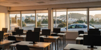 Αττική: Χωρίς εξετάσεις οδηγών έως και τις 21 Αυγούστου Αίθουσα θεωρητικών εξετάσεων οδήγησης με θέσεις υπολογιστών και εκπαιδευτικό αυτοκίνητο έξω