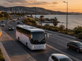 Αττική: Δικογραφία για επικίνδυνη αναστροφή λεωφορείου Λευκό λεωφορείο κινείται σε παραλιακή λεωφόρο της Αττικής με διπλή διαχωριστική γραμμή