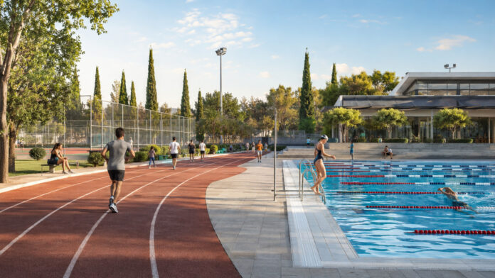 Παιδιά και ενήλικες σε δημοτικό κολυμβητήριο και στίβο