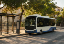 Χαλάνδρι: Σε αναστολή η δημοτική συγκοινωνία έως τις 30 Αυγούστου Δημοτικό λεωφορείο σε ήσυχη στάση σε δενδροφυτεμένο δρόμο