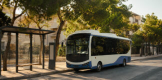 Χαλάνδρι: Σε αναστολή η δημοτική συγκοινωνία έως τις 30 Αυγούστου Δημοτικό λεωφορείο σε ήσυχη στάση σε δενδροφυτεμένο δρόμο
