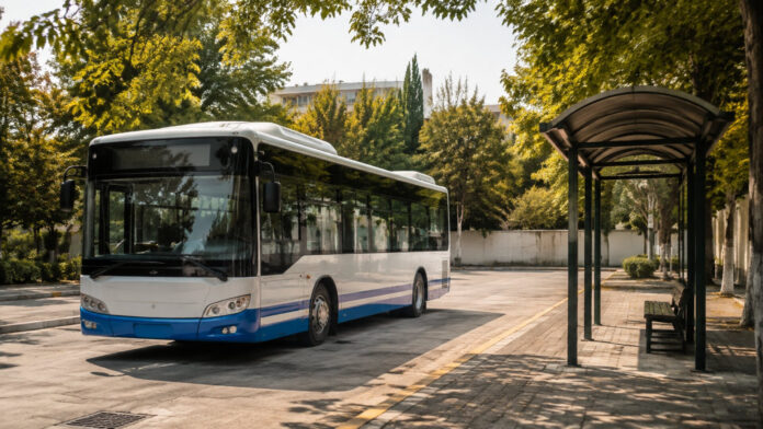 Δημοτικό λεωφορείο σε άδεια στάση στο Χαλάνδρι κατά τη θερινή περίοδο