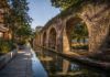 Χαλάνδρι: Η ευρωπαϊκή διαδρομή του Hydro-Heritage Cities και η επόμενη μέρα Αστικό κανάλι νερού δίπλα σε ιστορικές πέτρινες καμάρες και πράσινο