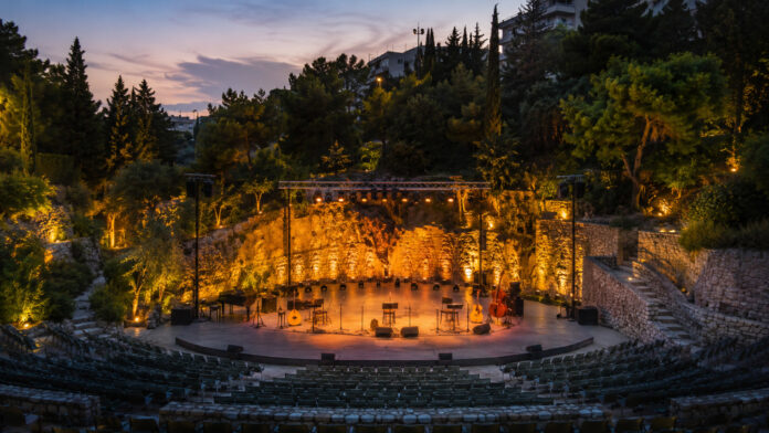 chalandri-laika-koritsia-rematia-20260813-1530-1920x1080-1 Φωτισμένη υπαίθρια μουσική σκηνή μέσα στο πράσινο πριν από συναυλία